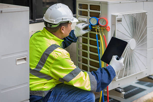 Professional Hvac technician working in Leavittsburg, OH